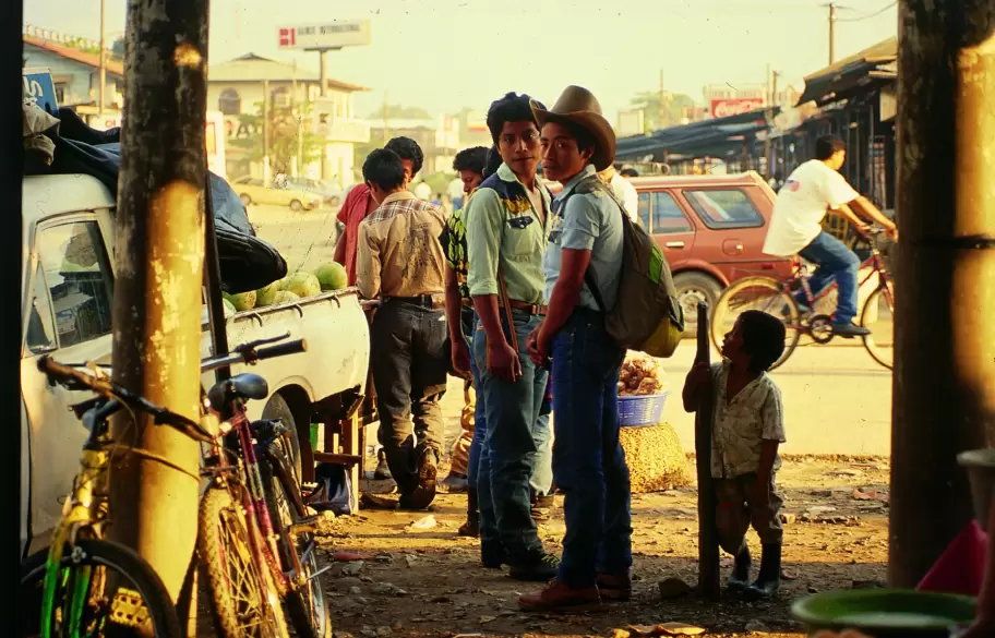 Un poco de "Centroamérica, Fotografías de viaje de 1995" de Juan Imassi.