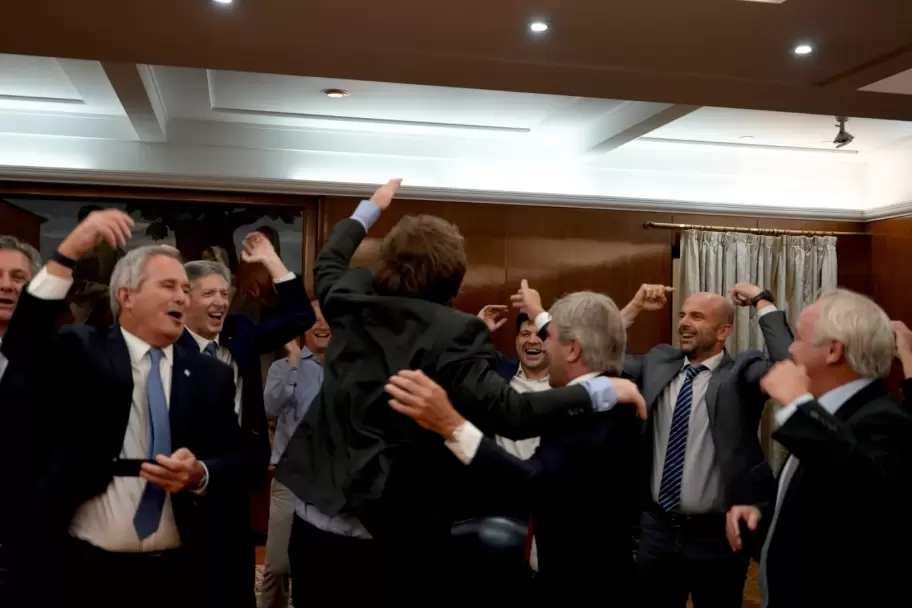 El equipo económico de Milei festejando en sus primeros meses de gestión