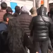 Milei en Moreno: piedras preparadas, 100 hombres encapuchados y la frase "Si quieren venir, que vengan"