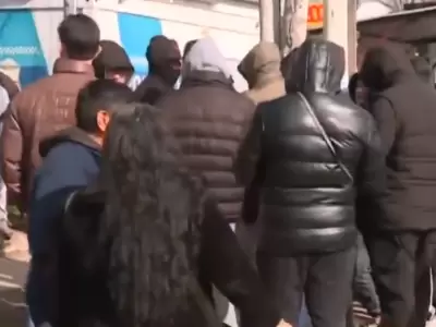 100 personas encapuchadas llegaron al acto de Milei