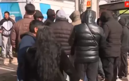 100 personas encapuchadas llegaron al acto de Milei