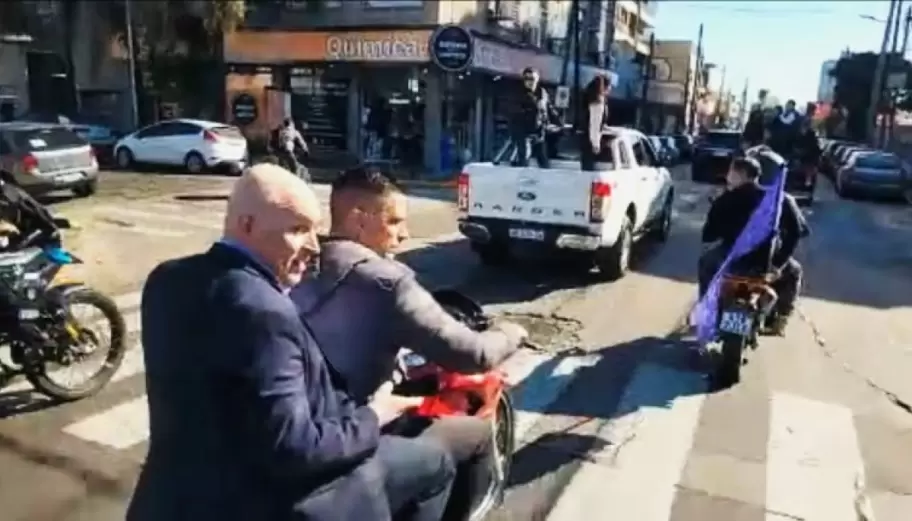 Espert huyendo junto a un barrabrava