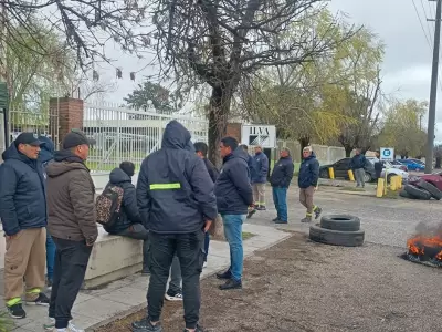 Las protestas frente a ILVA Porcelanatos se mantienen, tras el despido de 300 trabajadores.