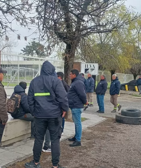 Las protestas frente a ILVA Porcelanatos se mantienen, tras el despido de 300 trabajadores.
