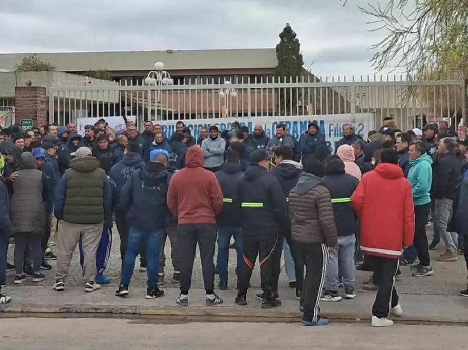 Los trabajadores de ILVA Porcelanatos se organizaron para enfrentar los despidos.