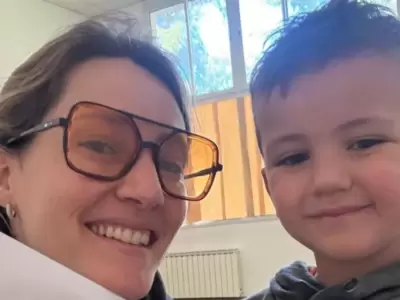 Mica Viciconte y su hijo votando