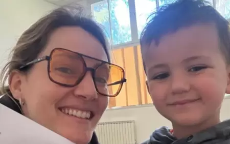 Mica Viciconte y su hijo votando