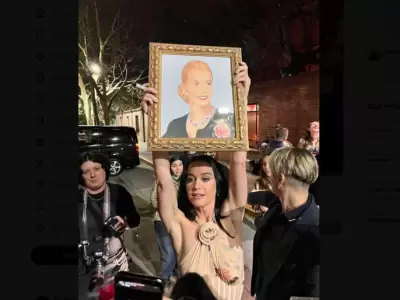 Katty Perry con el cuadro de Evita