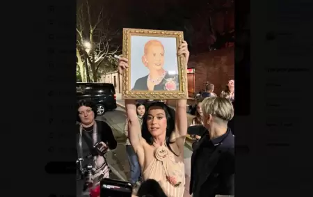 Katty Perry con el cuadro de Evita