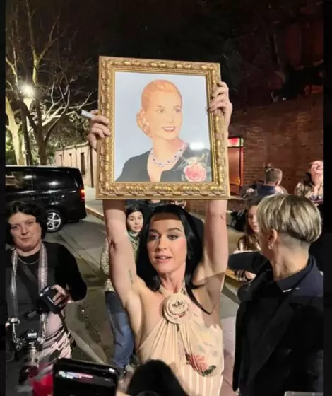 Katty Perry con el cuadro de Evita