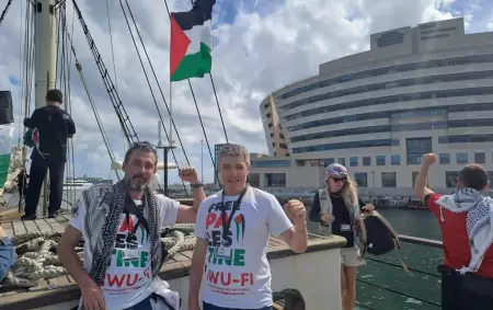 Ezequiel Peressini y el diputado nacional Juan Carlos Giordano, parte de la delegacin argentina en la Flotilla Global Sumud.