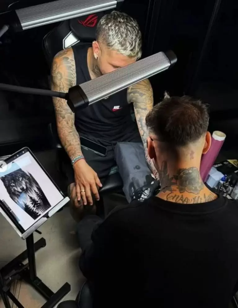 Mauro Icardi llev a Turqua a su tatuador de confianza