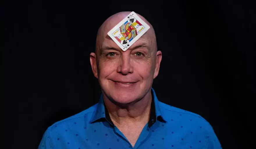 Se trata de un unipersonal que mezcla humor y emocin para contar una historia sobre identidad, recuerdos y desarraigo.