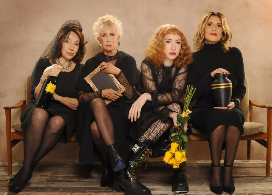 El elenco de la obra Viuda e hijas, que protagonizan Sofía Gala Castiglione, Nora Cárpena, María Valenzuela y María Fernanda Callejón.