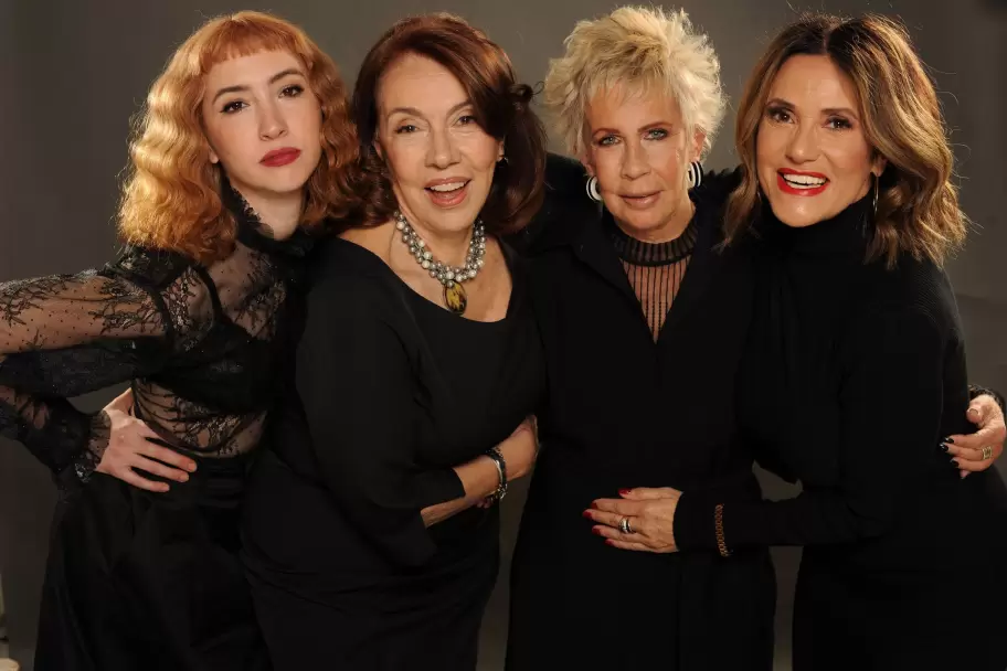 El elenco de la obra Viuda e hijas, que protagonizan Sofía Gala Castiglione, Nora Cárpena, María Valenzuela y María Fernanda Callejón.
