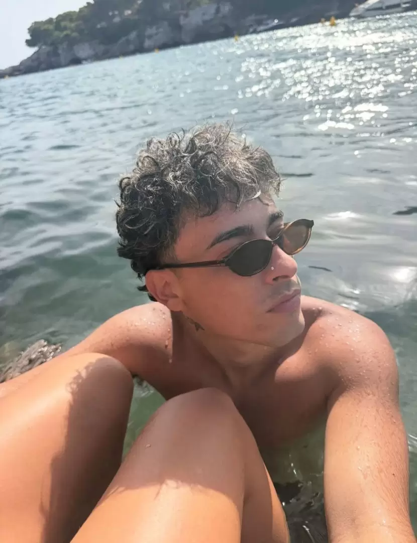 Con esta imagen Trueno confirmaba su noviazgo ocultando la identidad de su novia