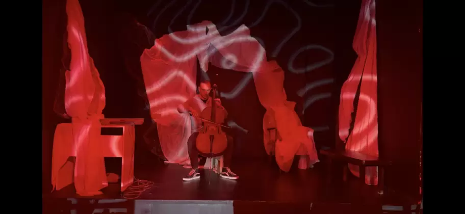 Con msica original de Lucas Bidon-Chanal en vivo