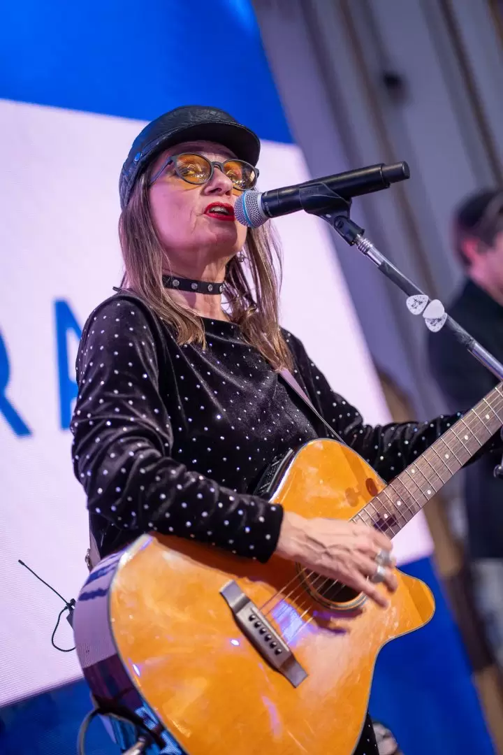 Sobre el escenario brill Hilda Lizarazu