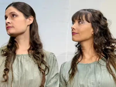 La propuesta invita al espectador a sumergirse en ese espacio donde la mente sigue trabajando aun cuando el cuerpo debera descansar.