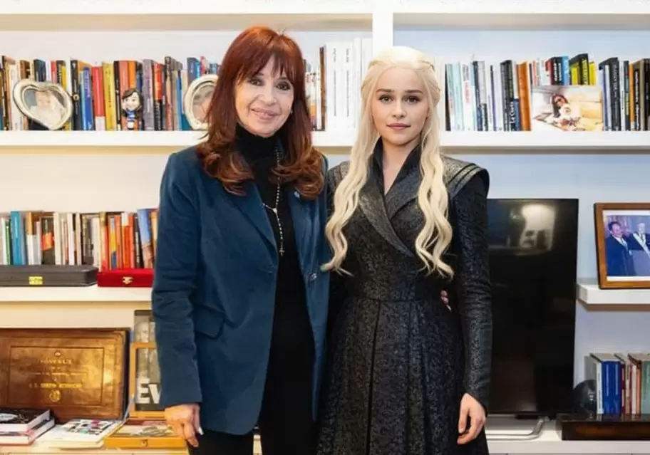 Para burlarse de la fake news de Katy Perry simularon a la ex presidenta junto a Daenerys Targaryen de Game of Thrones.