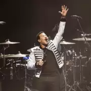 Emocionado, Lionel Richie habl del amor en tiempos de odio y le cumpli el sueo a una argentina