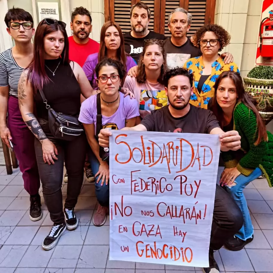 Los docentes porteos se solidarizaron con Federico Puy tras el amedrentamiento del Gobierno porteo por desplegar una bandera palestina.
