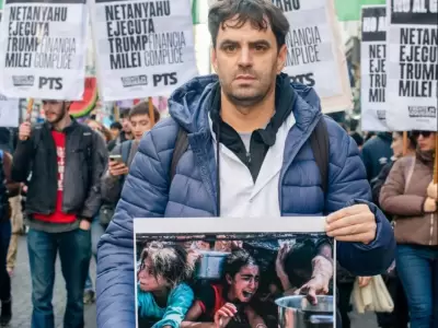 El docente Federico Puy en la marcha contra el genocidio en Palestina.