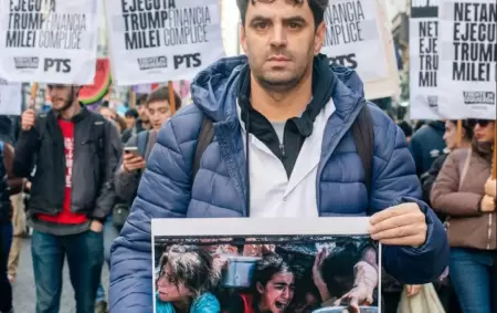 El docente Federico Puy en la marcha contra el genocidio en Palestina.