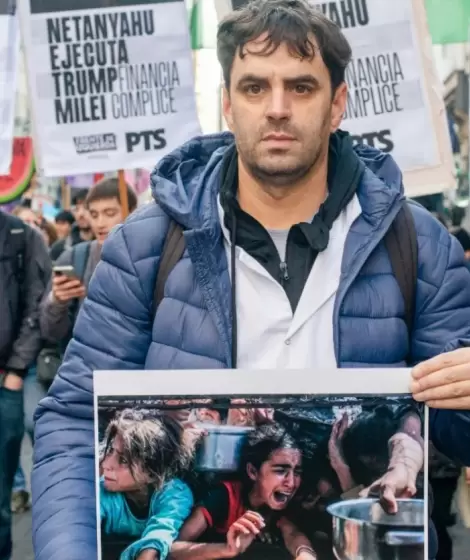 El docente Federico Puy en la marcha contra el genocidio en Palestina.