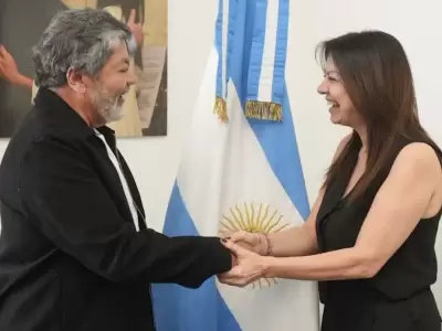 El secretario general de la UOCRA, Gerardo Mart�nez, a los abrazos con la ministra de Capital Humanos, Sandra Pettovello, mientras el ajuste avanza.