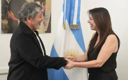El secretario general de la UOCRA, Gerardo Mart�nez, a los abrazos con la ministra de Capital Humanos, Sandra Pettovello, mientras el ajuste avanza.