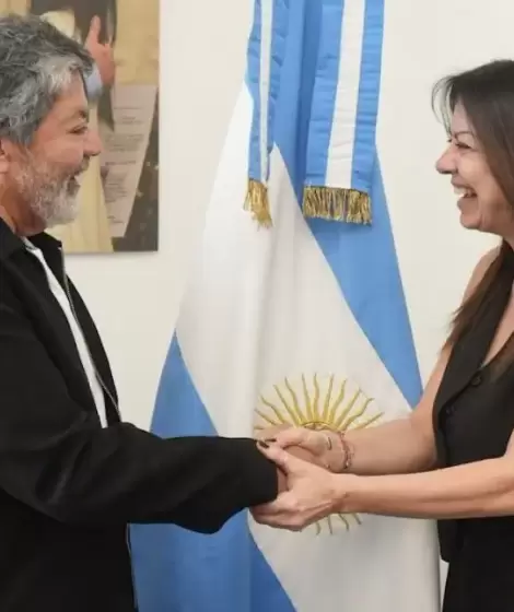 El secretario general de la UOCRA, Gerardo Mart�nez, a los abrazos con la ministra de Capital Humanos, Sandra Pettovello, mientras el ajuste avanza.