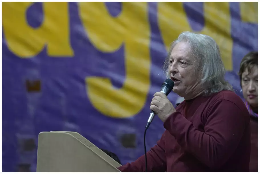 Rubn "El Pollo" Sobrero en el plenario del sindicalismo combativo que vot marchar a Plaza de Mayo el 12 de septiembre de 2025.