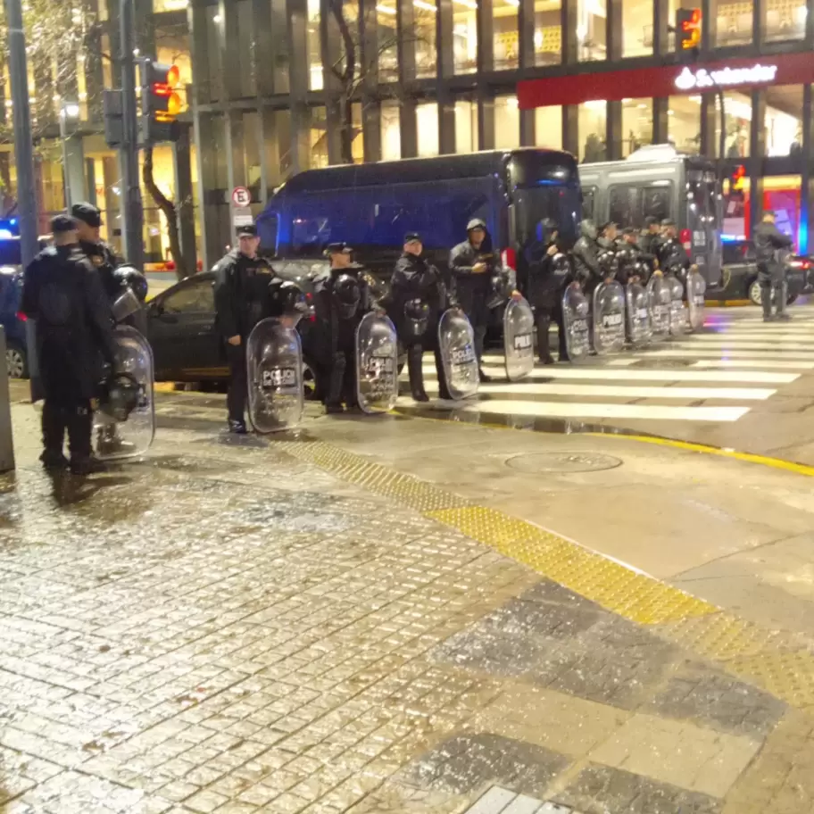 Un hombre con problemas mentales ingres al edificio de Crnica TV y apual a un trabajador de seguridad