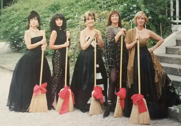 El elenco original de Brujas: Nora Cárpena, Thelma Biral, Susana Campos, Moria Casán y Graciela Dufau.