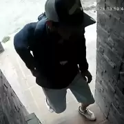 El inslito caso del "defecador serial": un hombre hace sus necesidades en las puertas de las casas