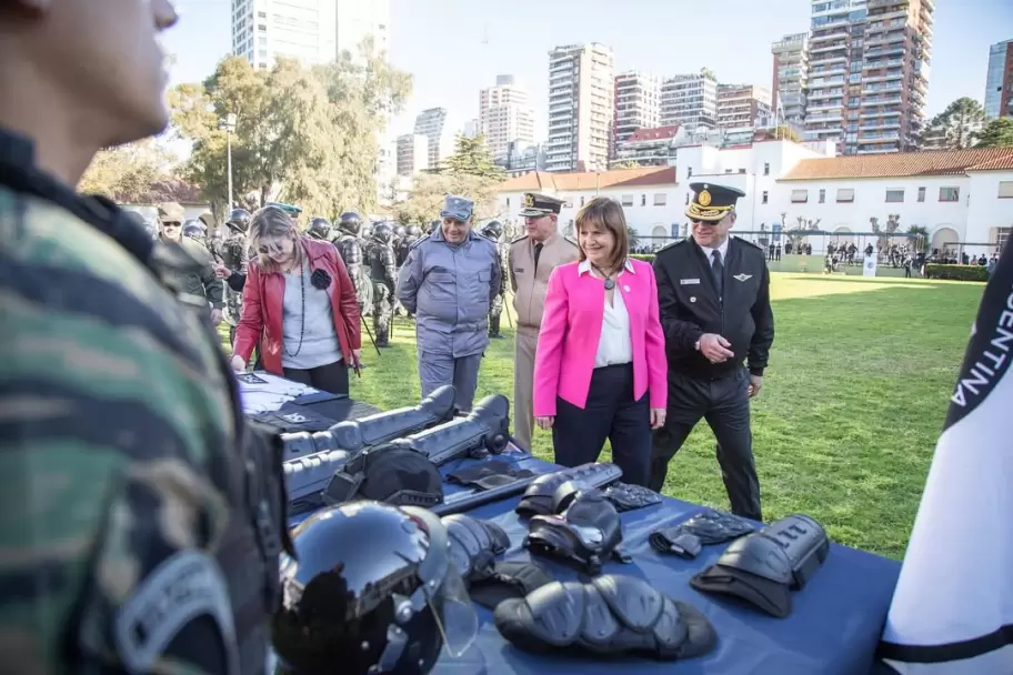 24 horas antes de la marcha de universitarios y mdicos, Bullrich entreg equipamiento nuevo a las Fuerzas Armadas
