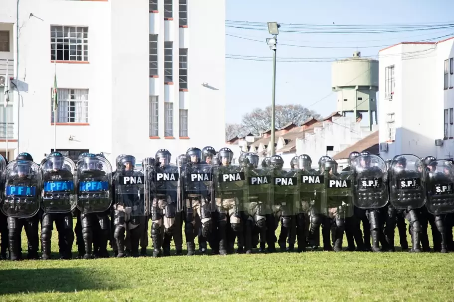 24 horas antes de la marcha de universitarios y mdicos, Bullrich entreg equipamiento nuevo a las Fuerzas Armadas