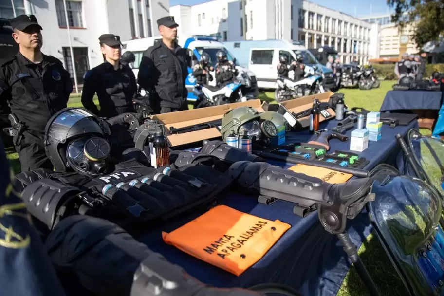 24 horas antes de la marcha de universitarios y mdicos, Bullrich entreg equipamiento nuevo a las Fuerzas Armadas