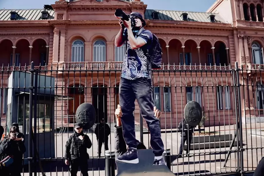 Una gigantografa de Pablo Grillo en la Rosada - Foto: @pablo.felicine
