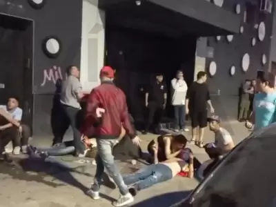 Feroz pelea dentro y fuera del boliche Ink