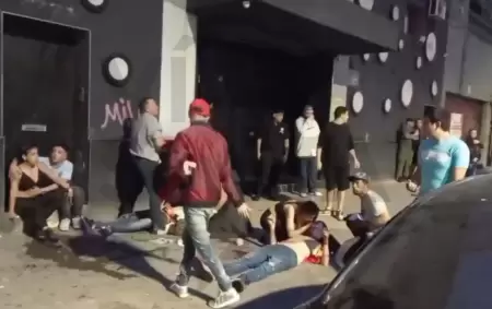 Feroz pelea dentro y fuera del boliche Ink