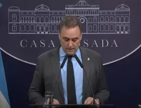 El ex vocero debi� salir a dar la cara en su peor momento pol�tico.