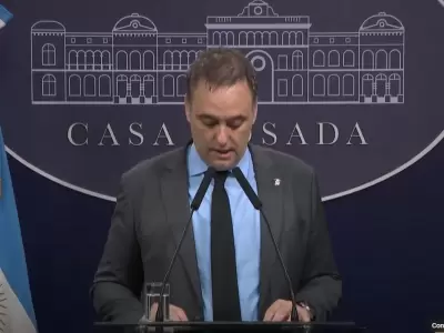 El ex vocero debi� salir a dar la cara en su peor momento pol�tico.