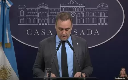 El ex vocero debi� salir a dar la cara en su peor momento pol�tico.