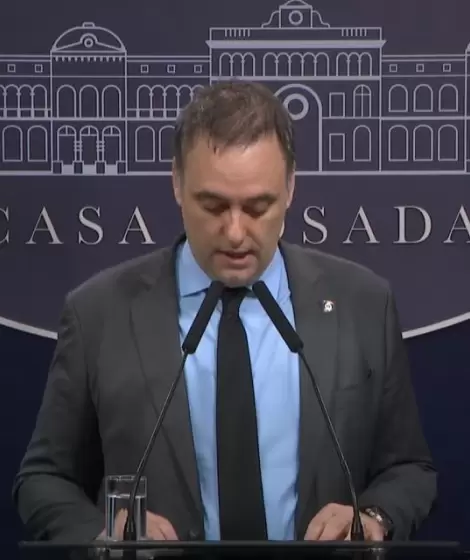 El ex vocero debi� salir a dar la cara en su peor momento pol�tico.