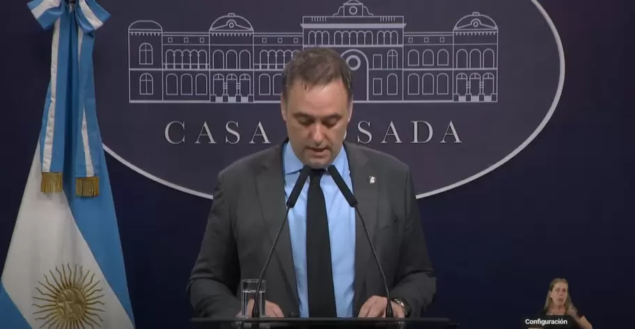 Adorni, el vocero en modo amenaza