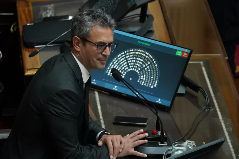 Menem presidi la peor sesin de su vida