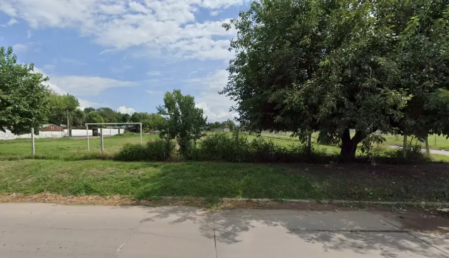 La cancha de ftbol y el rbol bajo el que encontraron al hombre de 60 aos denunciado por el abuso sexual contra su nieta.