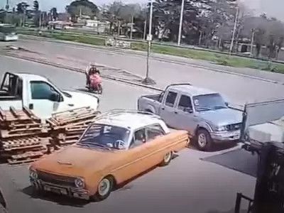 Segundo antes de la tragedia: la camioneta abrir la puerta, golpear a la moto y una mujer polica que iba arriba terminar bajo un colectivo.